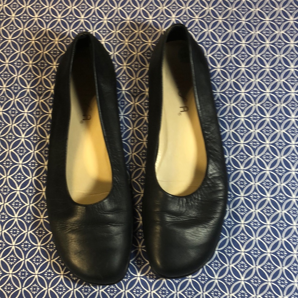 Unisa dark navy leather flats, round toe, size 10